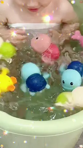 In summer, when the baby takes a bath, prepare a few more swimming bath toys to accompany the baby. At night, he will cry or make a fuss. He is so happy. He doesn't need electricity to turn around and run.#olebrandselect #toy #fun #tiktok 