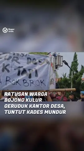 Ratusan warga di Desa Bojong Kulur, Kecamatan Gunung Putri, Kabupaten Bogor, Jawa barat, menggelar aksi demo di depan Kantor Desa Bojong Kulur, aksi tersebut sempat terjadi ketegangan antara massa dan petugas kepolisian yang berjaga, dalam tuntutan nya ratusan warga ini mendesak Kepala DESA Mundur dari Jabatannya. Reynand Asyraf Al Qaiser/ VIVA Bogor  #vivabogor #vivacoid #bojongkulur #gunungputri #demowarga 