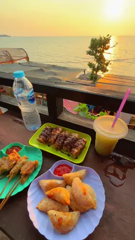 Syahdu banget nyore di pantai clumik ✨😍 #fyp #jepara #pantaijepara #pantaiclumik #sunset 
