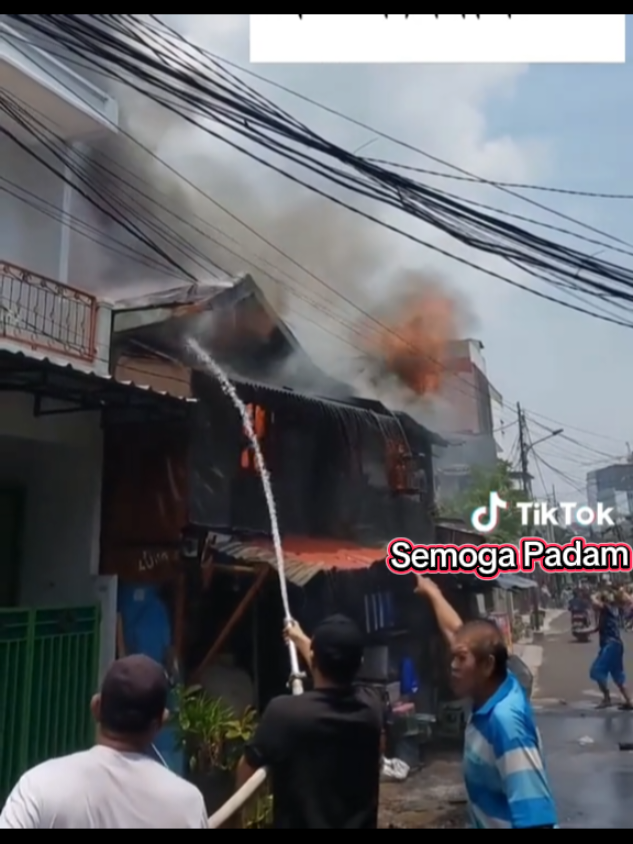 Senin siang, 15 September 2025, dilaporkan telah terjadi kebakaran rumah di Gang Sentiong, Jalan Muhammad Saleh, Kramat, Jakarta Pusat. Tepatnya dekat Stasiun Sentiong.#kebakaran#fyp #fyp #ypf #ypf 