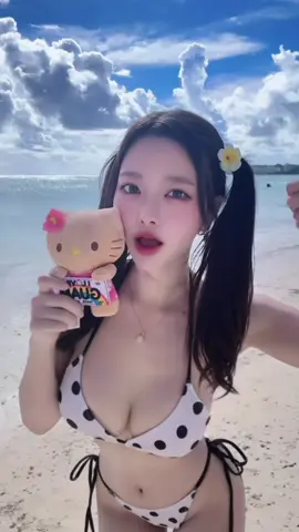 ドット柄のビキニちょー可愛くない？👙🖤 みんな夏は何回海に行った？もうすぐ夏が終わるの寂しいね🌞🌴 #ビキニ #guam #グアム #水着女子 
