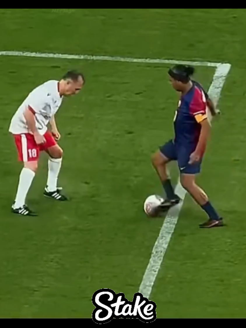 Ronaldinho still good at 100 years old 