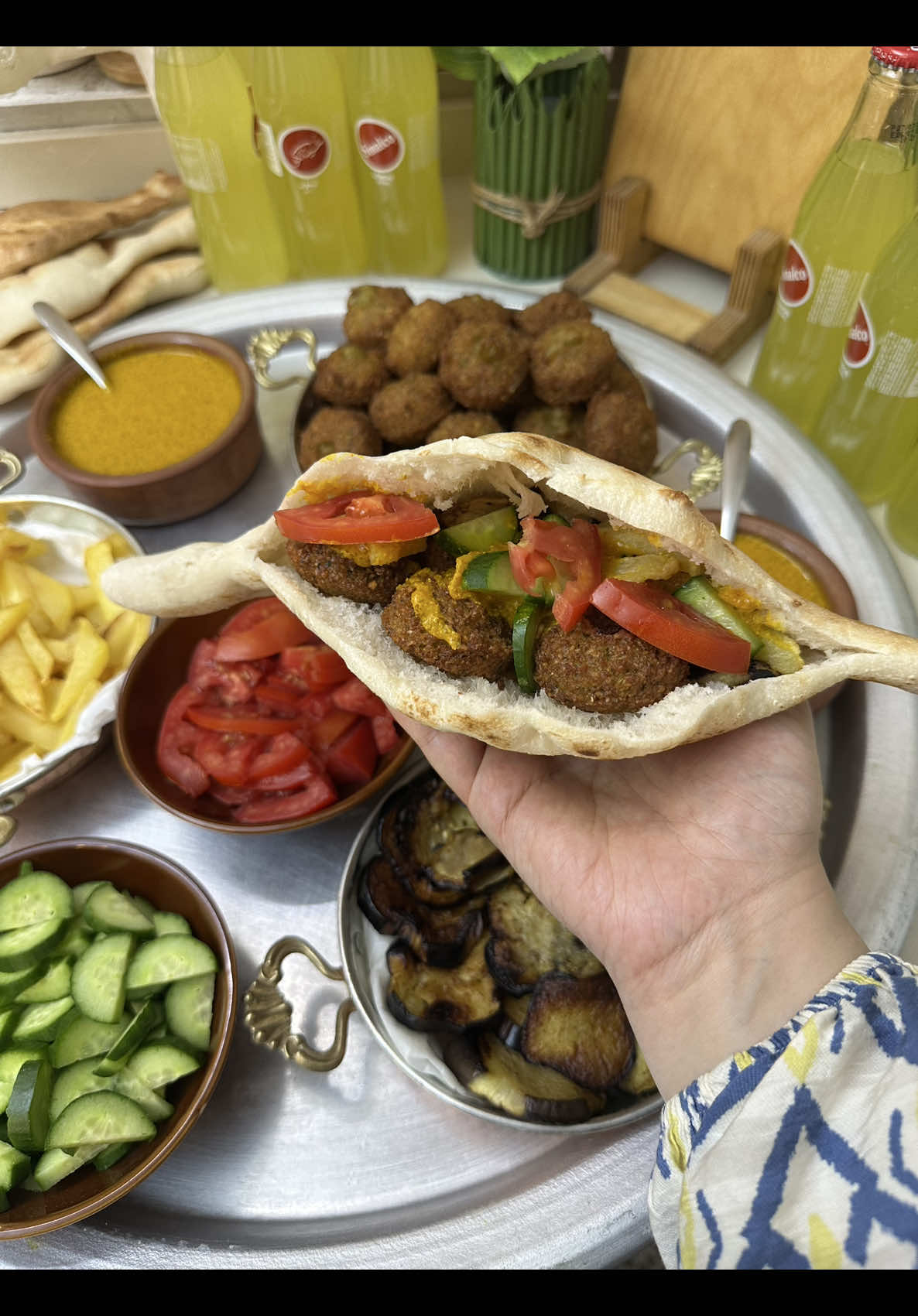 فلافل عراقية درجة اولى 😋🙂‍↔️ لاتنسون تتابعوني على يوتيوب هيل وزعفرآن بغداد  فلافل المكونات  ٣ كوب حمص مجروش منقوع ليلة كاملة  باقة كرفس  بصلة كبيرة  ثوم  نثرم كلشي بمحضرة الطعام  بيضة واحدة  ضرف بيكنك باودر  ٢ ملعقة كبيرة طحين  ملح وفلفل أسود  كاري وكمون  #اكسبلوررر #طبخ 