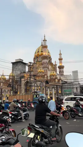 Vibes sby menjelang maghrib. Di jalan yang padat semua orang yang ining cepat pulang kerumah #vibessurabaya #surabaya #surabayatiktok #surabayanightvibes #fyp 