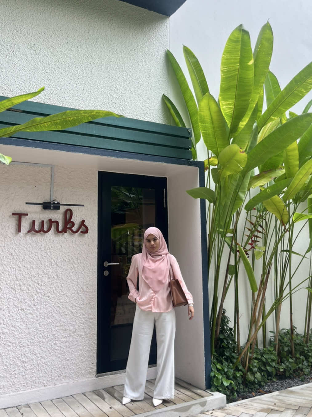 pernah dengar tak pasal BRIGHTENING sunscreen but at the same time, HYDRATING? 🧴 #SunplayMY #brighteningsunscreen 