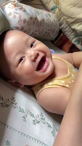 Replying to @Mama Melvin 🤍✨ hihi aamiin maacii ontyy😍🤍 nak kicik paling suka diajak bercanda🫶🏻 #bayilucu #bayigemes #babyboy #momlife #busuilife 
