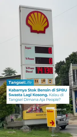 Pasokan BBM di sejumlah Stasiun Pengisian Bahan Bakar Umum (SPBU) swasta seperti Shell dan BP-AKR dikabarkan kosong dalam beberapa hari terakhir. Kelangkaan ini terjadi di sejumlah kota, termasuk Tangerang Selatan. Seiring dengan kelangkaan ini, Kementerian Energi dan Sumber Daya Mineral (ESDM) sempat mendorong para Badan Usaha BBM swasta seperti untuk membeli produk BBM dari Kilang Pertamina.  Namun hal ini menimbulkan perbincangan di kalangan masyarakat. Sebagian menganggap bahwa perusahaan pelat merah itu melakukan monopoli. Kendati demikian, Direktur Utama PT Pertamina (Persero) Simon Aloysius Mantiri menegaskan Pertamina tidak melakukan monopoli penjualan BBM. Menurutnya, kuota impor BBM untuk Pertamina maupun SPBU swasta sudah ditetapkan oleh Kementerian Energi dan Sumber Daya Mineral (ESDM) bersama BPH Migas. Kuota tersebut, kata Simon, disesuaikan dengan kebutuhan masing-masing badan usaha. - #tangsellife #bbm 