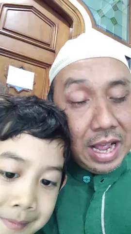 ya Allah bahagianya! ayah buta dijenguk oleh anak sulung dan bungsu! mohon doanya agar mereka jadi anak-anak soleh dan berbakti kepada kedua orang tuanya, ditempatkan nantinya di surga Allah subhanahu wa ta'ala, Amin ya robbal alamin!
