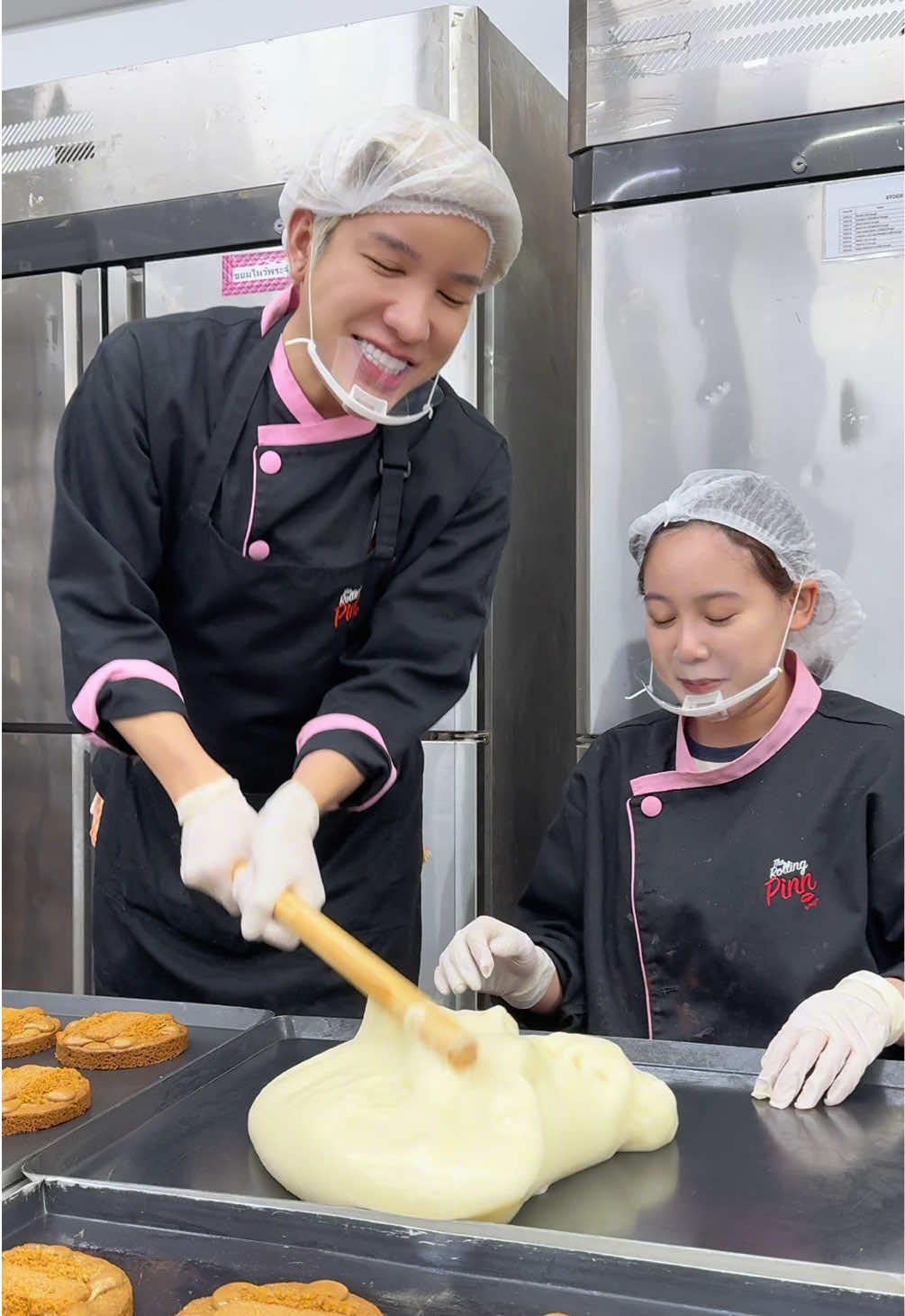 เมื่อพวกเราดู #mochimochi มากเกินไป🤭🍡 🍪คุกกี้ไส้โมจิที่อร่อยไม่แพ้กัน Biscoff Mochi Cookie เพียง l6O.- #biscoffomchicookie #cookie #kiyomizudera #therollingpinn 