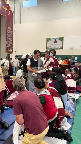 Kyabje Dungzin Garab Rinpoche. ༧ སྐྱབས་རྗེ་རིན་པོ་ཆེའི་ཀྲོ་རན་ཀྲོ་ནང་ཁྲོས་མའི་འབུམ་ཚོགས་སྒྲུབ་རྗེས་བཀྲིས་ཞབས་བྲོ་རྒྱབ་པ་བརྙན་ཞིག།