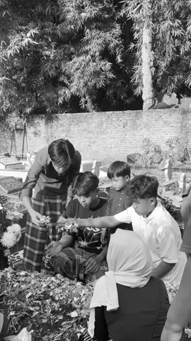 semoga tenang ya nek disana ya, masih ingat kali kami awal ngonten pas hp masi kongsi sama papa, rupanya papa bawa hpnya untuk ngojek, jadi kami cerita ke nenek gabisa ngonten hari ini karena hp di bawa papa, terus nenek bilang pakek hp nenek aja dulu ngonten nya🥺
