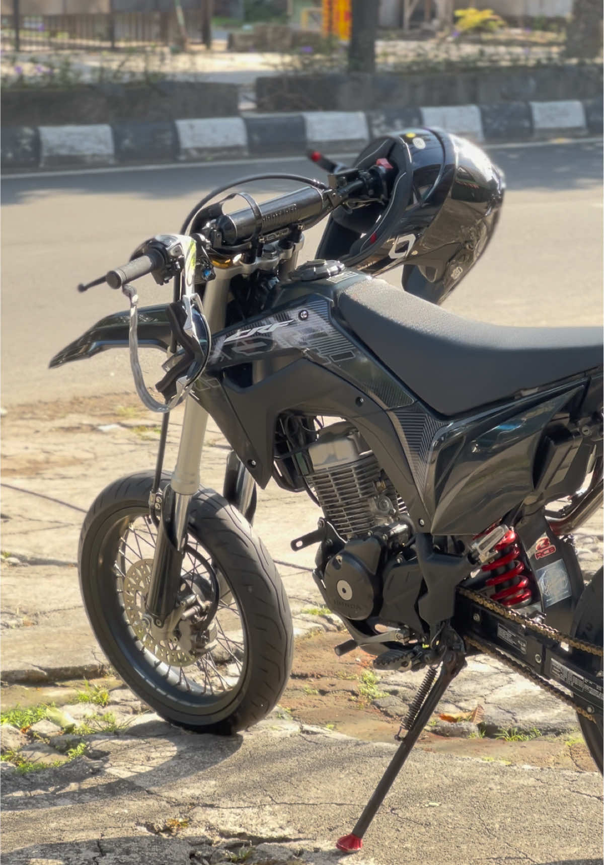 biar gak nungging🫴🏻😁#supermoto #crf #crfhitam #crf150l #fyppppppppppppppppppppppp 