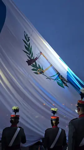 Izamos la bandera nacional con orgullo y patriotismo, conmemorando nuestra independencia y la libertad que nos define como nación. ¡Viva Guatemala! #IndependenciaDeGuatemala #BanderaNacional #Orgullo #Independencia #Desfiles 