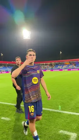 Un regal molt especial 🎁👕 #fcbarcelona #barçaontiktok #Fermin #BarçaValencia #DeportesEnTikTok 