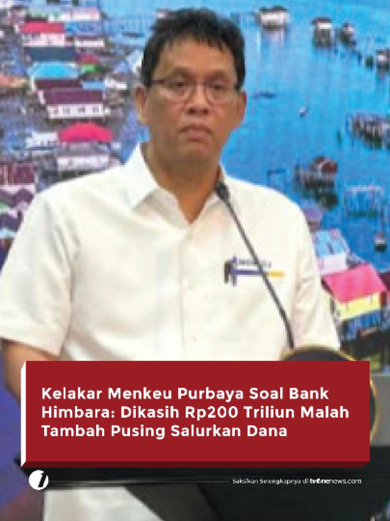 Menteri Keuangan, Purbaya Yudhi Sadewa, berkelakar tentang bank-bank Himpunan Bank Milik Negara (Himbara) yang terlihat kewalahan menyalurkan dana pemerintah sebesar Rp200 triliun. Menurutnya, sebelum dana digelontorkan, pihak perbankan bahkan sempat mengaku hanya mampu menyerap Rp7 triliun. “Sekarang aja udah pusing lu minta tambah. Lu ngomong ke dirut bank deh. Dia udah pusing. ‘Aduh dikasih duit banyak nih’,” kata Purbaya dalam konferensi pers di Kantor Presiden, Jakarta Pusat, Senin (15/9/2025). “Uangnya sudah nongkrong di sana. Sekarang saya duga para Dirut bank pusing, mau nyalurin ke mana?” seloroh mantan bos Lembaga Penjamin Simpanan (LPS) itu. “Dengan cara itu, paling enggak kalau mereka belum bisa nyalurin, karena mereka punya uang lebih. Dia tidak akan perang bunga lagi. Yang jelas, cost of money turun. Jadi yang punya uang tidak ragu untuk belanjain. Yang mau pinjam ke bank tidak ragu untuk pinjam,” ujarnya. Simak berita selengkapnya hanya di https://sorts.one/xLx #HardNews_Ekonomi #FlashOne #CariBeritaditvOne #Menkeu #Purbaya #BankHimbara #FO02