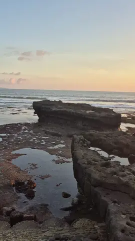✨ “Matahari terbenam Langit berubah jadi jingga keemasan, bikin suasana makin romantis. Setiap senja di sini selalu terasa istimewa 🌅. #PantaiBatuMejan #MatahariTerbenam #SunsetBali #ExploreCanggu