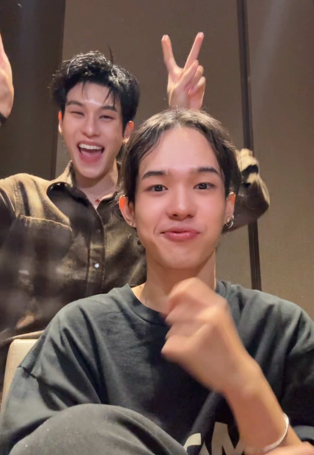 @Offroad kantapon วันนี้ขอเป็นพี่น้องดีๆแบบไม่ตีกันวันนึงนะพี่ 555555 😂👊🏻