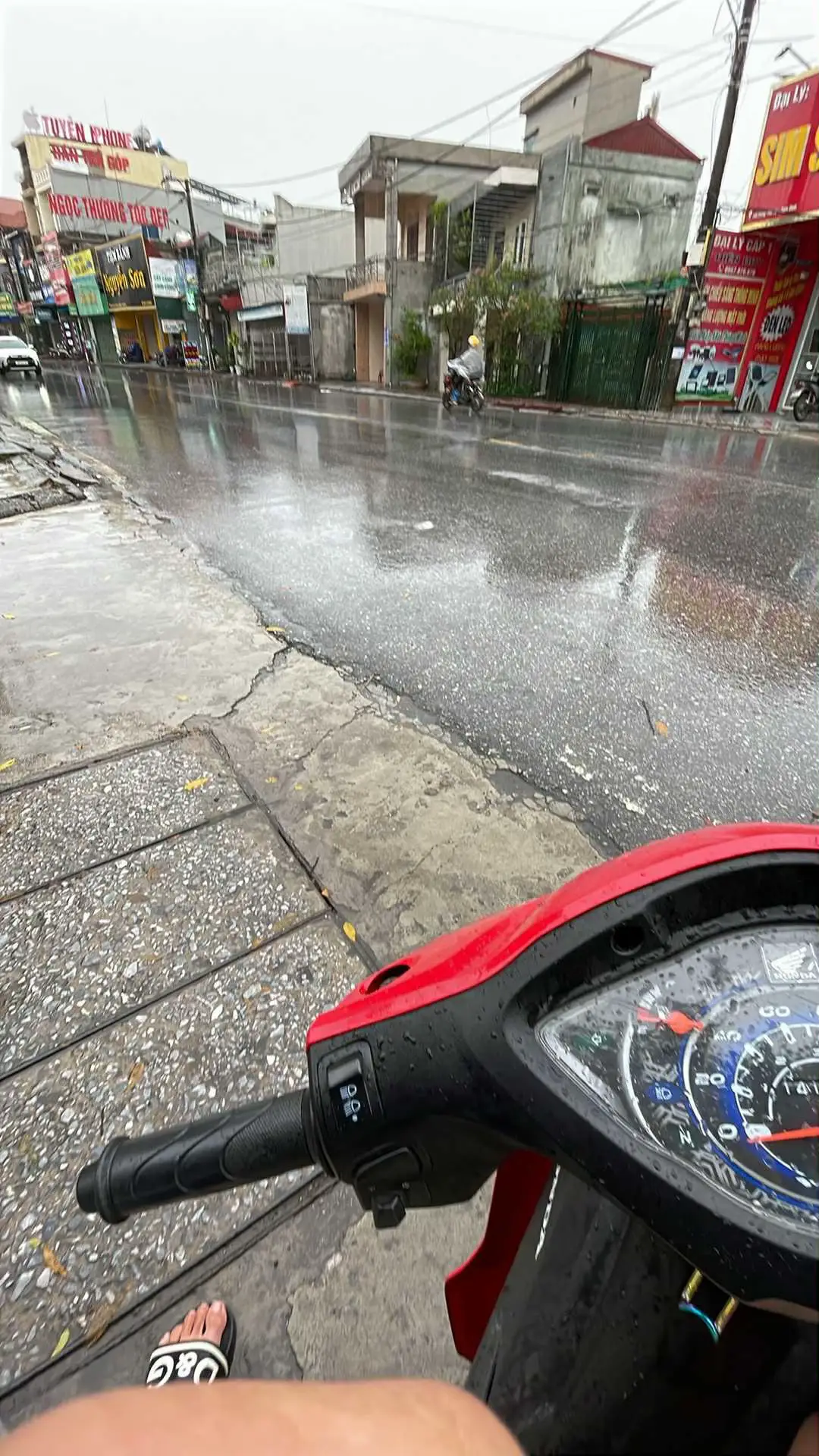 Em thì che mưa cho ai đó. Còn anh đứng đó ướt cả trời thương.