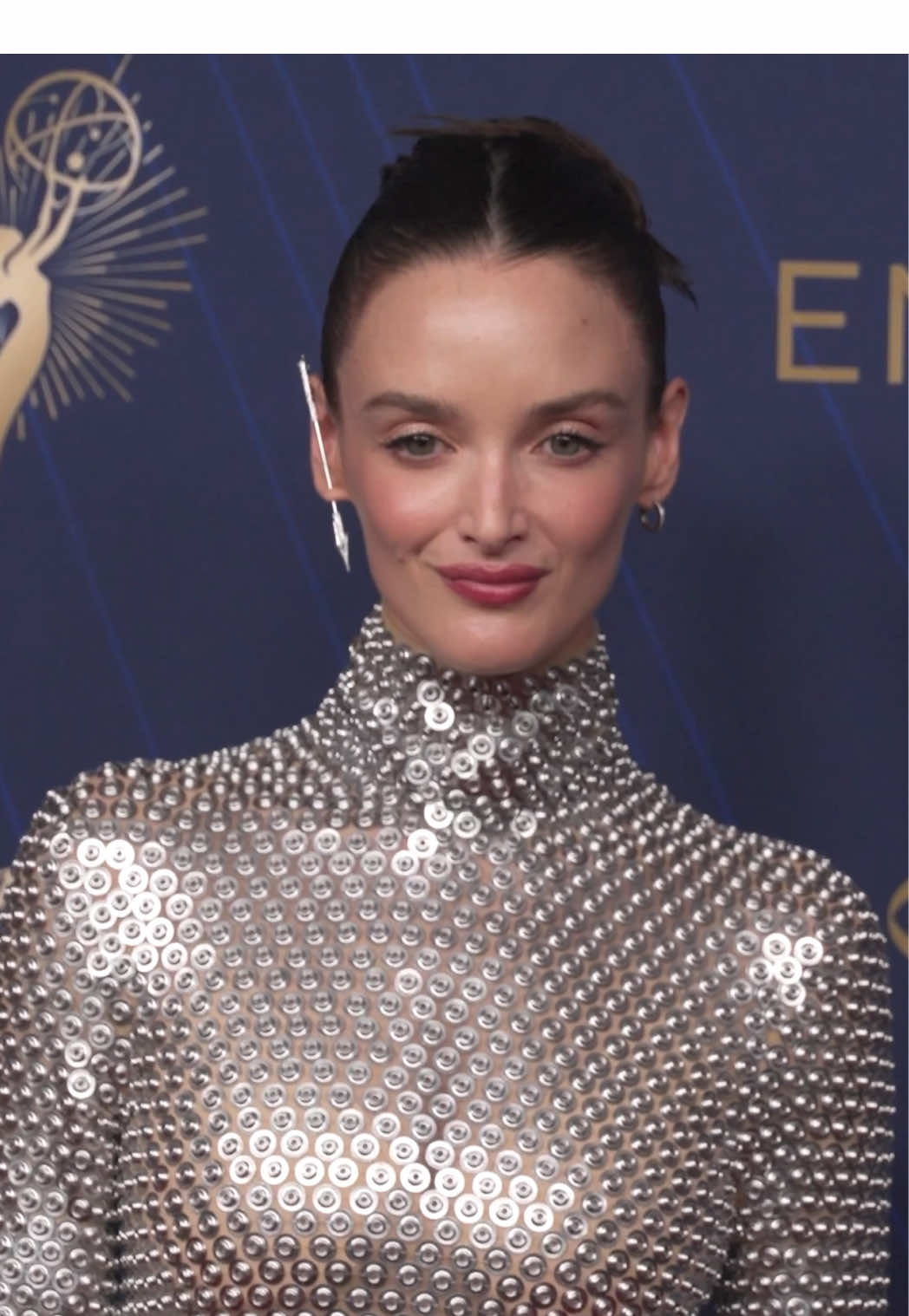 #CharlotteLebon est apparue dans une robe #Courreges aux #Emmys2025 portée par #LuluTenney au défilé automne-hiver 2025. #redcarpet 