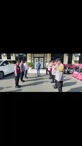 Senin (15/9/2025) pukul 08.00 WIB, Pawas AKP Victor HPP, S.H., selaku Kanit Intelkam Polsek Ciledug Polres Metro Tangerang Kota, memimpin pelaksanaan apel serah terima tugas jaga piket. Kegiatan ini bertujuan untuk mengecek kesiapan personel, menyampaikan arahan pelaksanaan tugas, serta memastikan pelayanan, perlindungan, dan pengayoman kepada masyarakat berjalan aman dan kondusif.