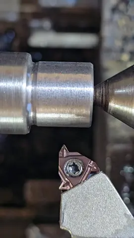 fazendo rosca em eixo#welding #welding #metal #Industria #machining 