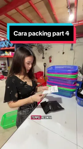 📦 PART 4 : CARA PACKING SUPER EFISIEN Packing itu bukan cuma masukin barang ke plastik (asal jadi). Gue udah rancang sistem WMS selama 2 tahun dan gue terapin langsung di bisnis online shop gue. Efeknya? Tim jadi hemat tenaga, kerjaan lebih cepat, dan minim error. Gue share ini dari pengalaman nyata, bukan teori. Karena gue tau, edukasi soal gudang itu jarang banget dibuka. Kebanyakan pebisnis takut saingan, takut ilmunya diambil. Tapi gue beda. Gue orang pertama yang berani buka dapur gue ke kalian. Gue percaya: ilmu itu buat tumbuh bareng, bukan buat disimpan sendiri. 🫶🏻 Semoga cara packing ini bisa bantu tim kalian juga makin efisien. 🚀 Mau Belajar Lebih Dalam? Yuk tour gudang bareng gue Gue ajarin semua ilmu gudang online shop yang bikin kerjaan lo lebih ringan, lebih rapi, dan gak butuh banyak SDM. Tunggu apalagi? Yuk scale up bareng-bareng. Dari gudang kecil ke sistem yang besar—kita bisa mulai dari sini. #bisnisonline #management #warehouse #edukasi #packing 
