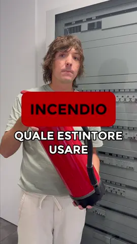 Sapere usare l’estintore giusto può fare la differenza!  Ogni incendio ha la sua tipologia (elettrico, liquidi infiammabili, materiali solidi, oli, ecc.) La sicurezza non è solo avere gli strumenti, ma sapere quando e come usarli.  #antincendio #sicurezza #sicurezzasullavoro #estintore 