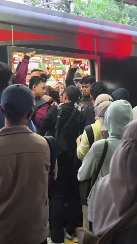 Yang di Jakarta Kerja, Tidurnya sebentar, Mimpinya besar #pejuangkrl #jakartakeras #jakartabukanuntukpemula #kerjajakarta