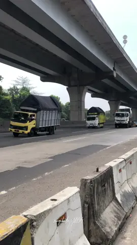 Bisa bareng gitu olengnya😛 . . . #truck #canter #trukmaniaindonesia #fyp #fypシ゚ 