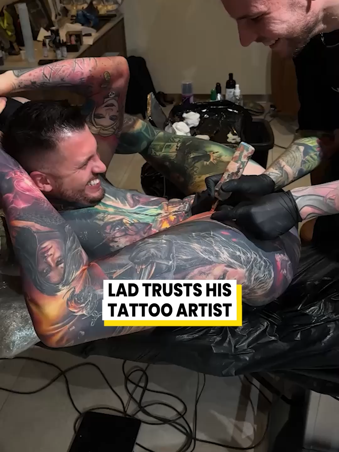 You gotta have that bond with the artist (@sagma_tattoo_gallery via @arkbykomi ) #trust #tattooartist #tattoo #viral