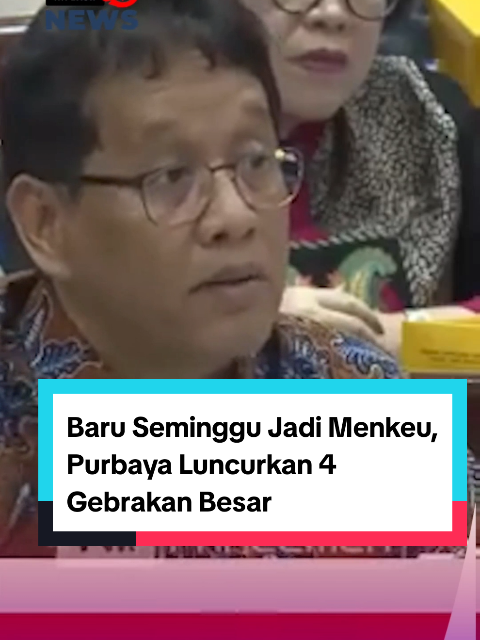 Baru Seminggu Jadi Menkeu, Purbaya Luncurkan 4 Gebrakan Besar   PROSERANG.COM - Dalam waktu hanya seminggu menjabat sebagai Menteri Keuangan menggantikan Sri Mulyani, Purbaya Yudhi Sadewa langsung mengeluarkan sejumlah kebijakan yang mengejutkan publik dan memantik perdebatan. Gebrakannya meliputi penyuntikan dana Rp200 triliun dari pemerintah ke bank-bank Himbara untuk mempercepat kredit, pembentukan tim percepatan penyerapan anggaran, hingga mendorong transparansi program Makan Bergizi Gratis (MBG) dengan laporan rutin ke publik. Ia juga menghapuskan skema Transfer ke Daerah (TKD) di RAPBN 2026 sebagai strategi memacu pertumbuhan ekonomi dari pusat. Terobosan-terobosan ini juga menimbulkan pertanyaan soal dampak jangka panjang terhadap otonomi daerah dan stabilitas fiskal. #prpserang #news #purbayayudhisadewa #srimulyani #prabowo 