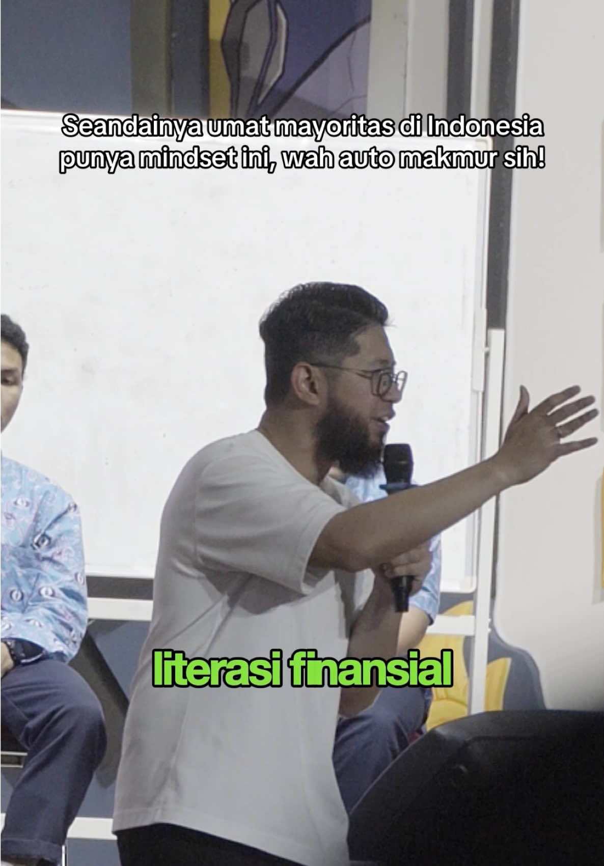Harusnya kita sebagai umat yang ‘mayoritas’ di negeri ini, melek literasi finansial.  Kebayang dong kalau semuanya kompak punya mindset harus kaya raya ➡️ belajar AI untuk kelola bisnisnya ➡️ usahanya maju ➡️ banyak sedekah saling membantu ➡️ membuka lapangan pekerjaan ➡️ ekonomi tumbuh ➡️ hilangnya kemiskinan.  Kuncinya, Mindset Kaya.  Setuju?  — Thank you Adik-adik SMP SMA Pesantren @alkahfibogor.id sudah mengundang saya ke event @edufestalkahfi 2025.