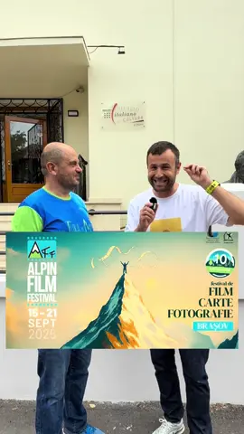 Interviu: Dan Burlac, organizator Alpin Film Festival, la Ediția aniversară de 10 ani. Alpin Film Festival nu este doar un simplu eveniment cultural, ci o experiență memorabilă pentru toți cei atrași de aventură, sport și natură. În perioada 15-21 septembrie 2025, festivalul aduce împreună speakeri de renume din industria sportului și a explorării, oferindu-le participanților șansa de a învăța direct de la cei mai buni în domeniu. Festivalul se desfășoară, probabil, în cel mai frumos oraș din România, unde cultura montană și protecția mediului sunt o prioritate. Locațiile pitorești și atelierele în aer liber oferă ocazia de a explora și de a descoperi frumusețea peisajelor montane. Cu conferințe, proiecții de filme și evenimente sociale, Alpin Film Festival este un eveniment de neratat pentru iubitorii de aventură și natură. Din anul 2020, Alpin Film Festival face parte din prestigioasa IAMF – International Alliance for Mountain Film, o asociație mondială ce reunește 27 de evenimente cinematografice din 20 de țări de pe cinci continente. Astfel, festivalul pune Brașovul pe harta internațională a pasionaților de munte, alături de festivaluri de renume din Italia, Spania, Germania, Austria, Argentina, Nepal sau Coreea de Sud. #alpinfilmfestival #brasov #interviu 