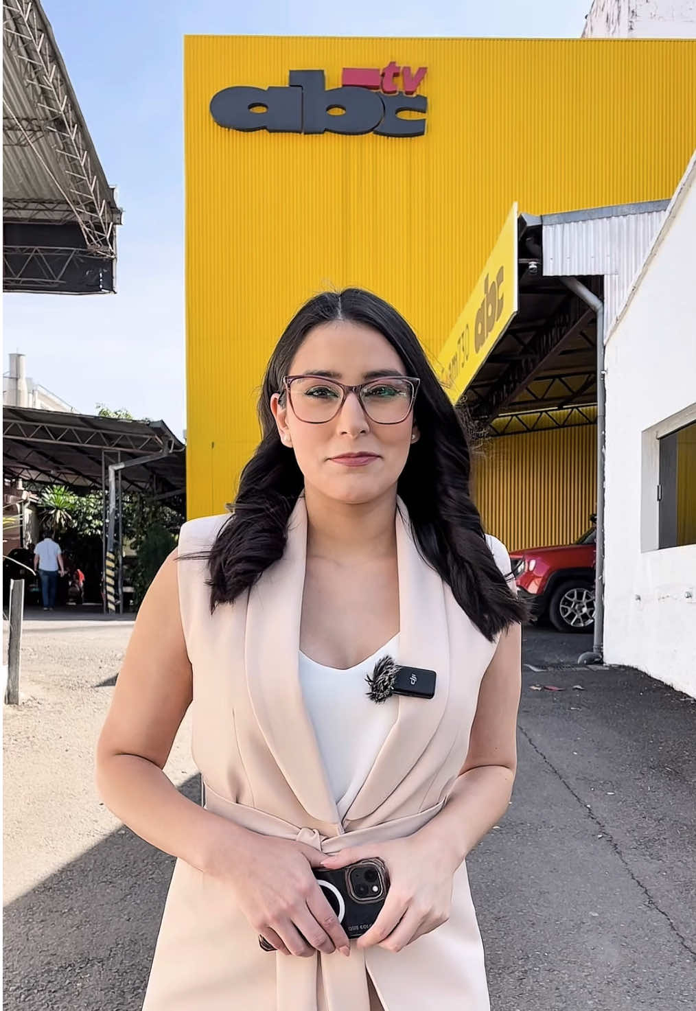 DECIR ADIÓS ES CRECER 💛 Después de 9 años que pasaron volando, en este 2025 me toca despedirme de ABC COLOR 🫶🏻 Me voy para asumir un ENORME DESAFÍO, para continuar mi formación profesional en el extranjero y cursar el MÁSTER DE PERIODISMO en el DIARIO EL PAÍS de España 🇪🇸 Me voy, sí, pero con una promesa: la del reencuentro 🫶🏻