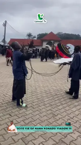 Asantehemaa’s Burial: Spiritualists Chant at Manhyia to Prevent Clouds from Forming #Asantehemaa #ASANTEMAN #HUMBLE_IKE_MEDIA 