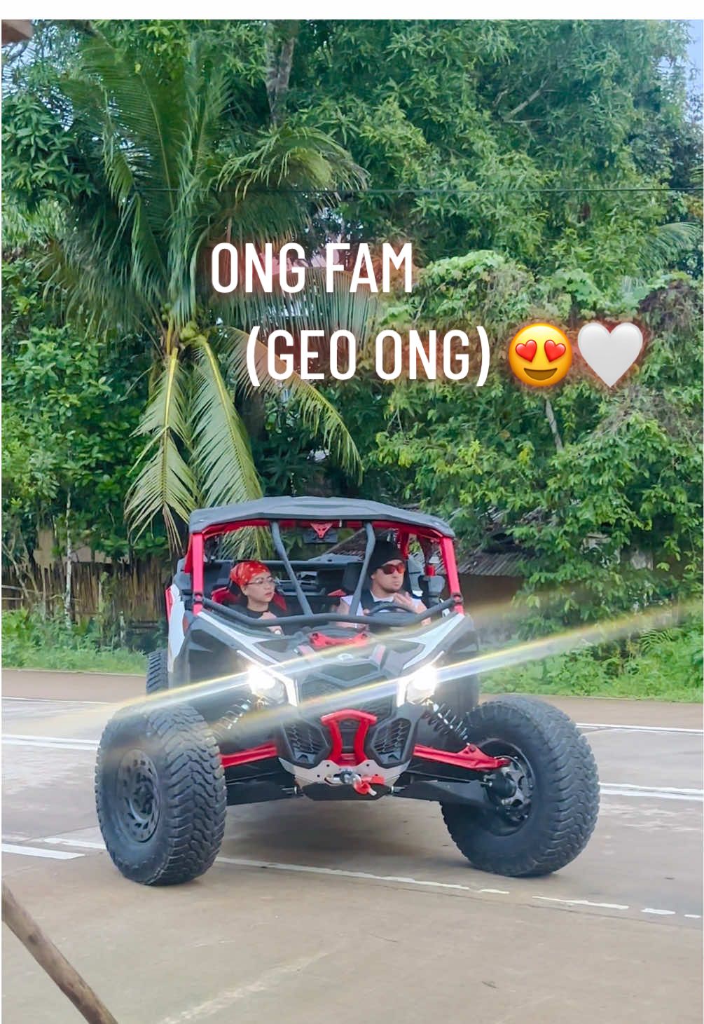 kaya pala di ko na kailangan makipag siksikan para lang makita kayo, kayo pala mismo ang magpapakita samin 😅 sa harap 'to mismo ng Store namin here sa El Nido, Palawan. Gulat ako si Domeng una kong nakita at ka-mangga! Omg nasa unahan pala si GEO ONG 😍🤍 Hindi ako maka get over grabeee! Sobrang fan kasi ako ng ONG FAM kami ng asawa ko. Minsan nag movie marathon kami mag-asawa ng mga Vlog nila tapos ngayon sa harap mismo ng house sila mismo kumpleto pa silang ONG fam! Whaaat a day 💝 #ONGfam #ElNidoPalawan #GeoOng 
