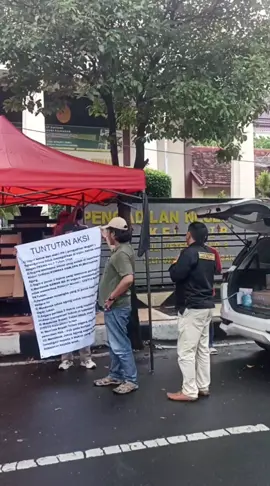 Ormas Kabupaten Tuban Dirikan Tenda pengaduan di depan Gedung Pengadilan Negeri Tuban Buntut aksi pada rabu (10/09/2025). terkait kasus kekerasan pada anak yang di vonis bebas oleh pengadilan negeri Tuban.  baca selengkapnya di kabartuban.com #beritatiktok #beritatuban #demo #pengadilannegrituban #kabartuban