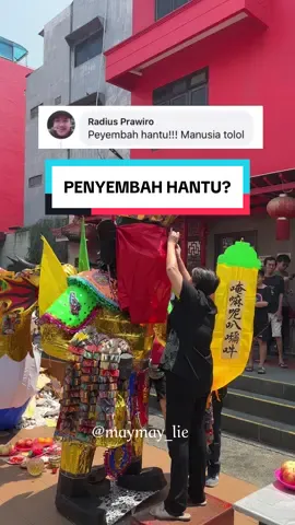 First of all, kami bukan penyembah hantu. Adanya Hungry Ghost Festival adalah bentuk tradisi Tionghoa menghargai orang meninggal dan berusaha membantu setiap arwah untuk menyeberang ke alam bahagia karena kita percaya adanya kehidupan setelah kematian dan bahwa orang setelah meninggal, arwahnya tidak berdaya.  Patung raja setan yang ada di video juga meskipun dipanggil Raja setan tapi sebetulnya ia adalah perwujudan Dewi Kwan Im untuk mengawasi para arwah yang disebut 文大士爷 atau Bun Tay Su ( Hakka: Thai Se Ja ) Kita hidup di Indonesia dengan background beragam budaya dan kepercayaan. Mari saling menghargai dan menjunjung toleransi antar sesama 🙏 @BAKTI Community  #maypunyacerita #tionghoa #hungryghost #bulanhantu #tradisional 
