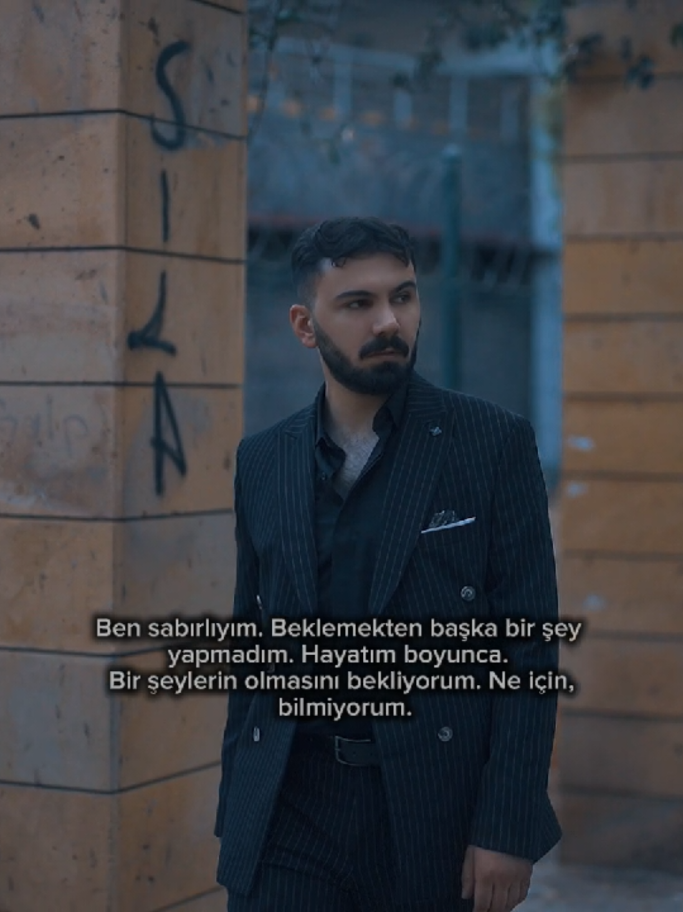 Ben sabırlıyım. Beklemekten başka bir şey  yapmadım. Hayatım boyunca.  Bir şeylerin olmasını bekliyorum. Ne için,  bilmiyorum.
