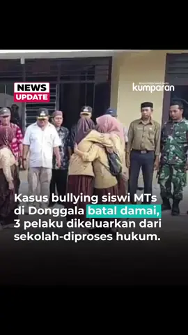 Kasus perundungan siswi MTs Alkhairaat di Desa Sumari, Sindue, Kabupaten Donggala, Sulawesi Tengah, kini berlanjut ke ranah hukum. Sebelumnya sempat diselesaikan secara kekeluargaan, namun ibu korban mencabut kesepakatan damai sehingga Polres Donggala resmi menindaklanjutinya. Polisi sudah menerima laporan dan akan memeriksa korban serta sejumlah saksi. Korban diketahui diasuh oleh neneknya sejak kedua orang tuanya bercerai. Sementara pelaku didampingi orang tua masing-masing dalam proses mediasi. Kapolres Donggala menegaskan kasus ini tetap diproses sesuai hukum yang berlaku. Di sisi lain, pihak sekolah juga menjatuhkan sanksi tegas dengan mengeluarkan ketiga pelaku dari statusnya sebagai peserta didik. Keputusan itu diambil melalui rapat dewan guru dan dituangkan dalam surat resmi. Kepala MTs Alkhairaat, Rihwan, menyebut langkah ini sebagai bentuk efek jera dan komitmen menciptakan lingkungan belajar yang aman serta bebas perundungan. 📸: Dok. Antara/HO-Jayanti. Follow WhatsApp Channel kumparan untuk dapat Informasi terpercaya dikirim langsung ke WhatsApp kamu. Ketik kum.pr/WAchannel di browser kamu sekarang, agar bisa share informasi tanpa ragu.⁠ ⁠ #newsupdate #update #news #oneliner #murid #donggala #sulawesitengah #pendidikan #sekolah #info #infoterkini #berita #beritaterkini #jagaindonesia #bicarafaktalewatberita #kumparan