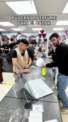 🤝 Álvaro probando perfumes con un cliente. Opiniones directas, primeras impresiones y el gusto personal hacen que cada prueba sea distinta. En Comprar en Chile puedes venir a descubrir perfumes árabes y de diseñador con nosotros y llevarte tu próxima fragancia favorita. #perfumes #perfumeschile #comprarenchile #perfumería #perfumesarabes  