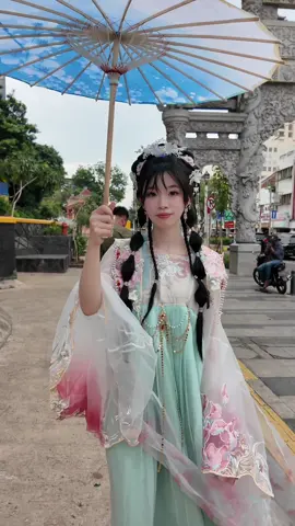 jalan-jalan pakai hanfu di glodok, reaksi orang-orang baik dan welcoming banget ~ oh iya, aku bangun jam 6 pagi buat bikin make up dan hairdo hanfu ini supaya lebih totalitas kayak drama-drama china, komen ya menurut kalian gimana! should I make more of this? #streetreaction #hanfu汉服 #hanfu #peoplereactions 