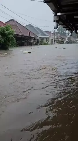 Kasihan jika terjadi banjir semua rusak baik peralatan rumah krndaraan dan sebagainya Kota Mataram #tatarmedia #pyf #fypシ゚ #breakingnews #iseppanji 