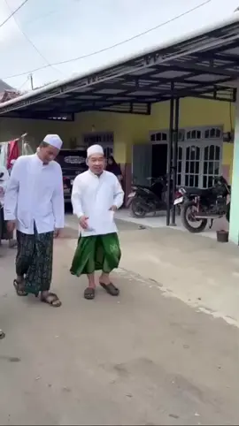 habib alwi asegaf.habib umar (putra habib sholeh) kh muh khasani (pengasuh pp anwaruthauhid tegal).