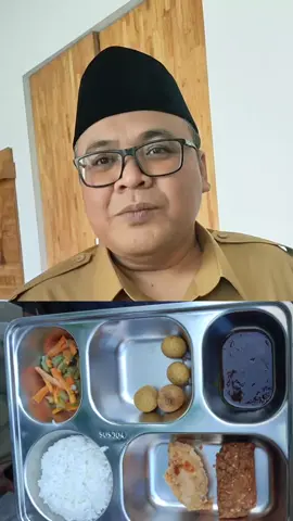 Rembang – Masyarakat mendesak supaya pemerintah lebih intensif mengawasi menu makanan bergizi gratis (MBG), karena belakangan ini mulai sering ditemukan menu yang diduga tidak sesuai dengan nilai per porsi Rp 10 ribu. “Makin ke sini, makin nggak layak budgetnya,” keluh seorang warganet di Kecamatan Sarang, sambil menunjukkan foto menu MBG, baru-baru ini. Menanggapi keluhan tersebut, Wakil Bupati Rembang yang juga Ketua Satuan Tugas (Satgas) MBG Kabupaten Rembang, Moch. Hanies Cholil Barro’ menyatakan kalau muncul keluhan semacam itu, perlu ada pengecekan ke lapangan. Ia berpendapat soal penilaian per porsi, sifatnya subyektif atau masih asumsi. “Soal itu, kita cek lagi di lapangan. Tidak semuanya 1 SPPG yang membuat dalam tanda kutip kesalahan, kemudian semua begitu (sama), kan nggak. Saya kira kalau taksiran harga per porsi kurang dari Rp 10 Ribu, itu nggak obyektif lah. Itu subyektif,” ujarnya. Misal kalau menu tidak ada nasi, bisa diganti dengan sumber karbohidrat lain, berupa gandum, jagung atau roti. Apalagi di dalam SPPG ada ahli gizi dan pengawas, seharusnya mereka bisa memantau pengolahan menu. “Tentu kita tanya ke pengawasnya juga. Yang menentukan menu siapa, kan ada ahli gizi. Di dalam SPPG itu sendiri, ada banyak pihak yang terlibat. Kebetulan saya sebagai Ketua Satgas MBG baru ini, nanti kita lakukan rapat koordinasi dulu untuk langkah-langkah kedepan,” kata Wabup. Sementara itu, Ketua DPRD Rembang, Abdul Rouf mendorong supaya penyaluran MBG berjalan baik secara kontinyu dan ada percepatan-percepatan, karena masih banyak siswa sekolah belum mendapatkan. “Kita harus mendorong MBG-MBG lain berdiri, sehingga bisa segera terpenuhi kebutuhan yang ada di Kabupaten Rembang,” tandasnya. Pada hari Senin 15 September 2025, berlangsung penyaluran MBG yang pertama kali untuk siswa SMP N 5 Rembang. MBG tersebut dipasok dari Satuan Pelayanan Pemenuhan Gizi (SPPG) Mondoteko. Proses distribusi berjalan lancar. Kepala SMP N 5 Rembang, Menik Mustikatun menyampaikan jumlah siswanya sebanyak 760 anak, tersebar di 24 kelas. Pengiriman MBG dilakukan pada jam makan siang atau istirahat kedua. “Kalau pagi, anak sudah sarapan dari rumah dan di jam istirahat pertama, siswa jajan ke kantin dan koperasi sekolah. Siang ketika sudah mulai lapar, dapat MBG untuk bekal jam pelajaran ketujuh dan kedelapan,” terang Menik. Di Kabupaten Rembang, menerima kuota 63 SPPG. Namun yang sudah beroperasi baru 11 SPPG. (Musyafa Musa).