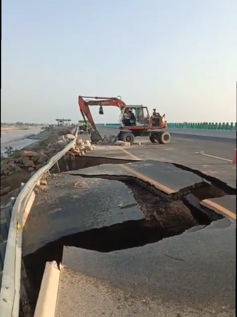 flood report original jalal pur peer wala motorway damage...#fyp #flood #tiktok #foryou #babarkhan9798 @Billu Dgk @Sid Mr. Rapper🔥 @PTI OFFICIAL 