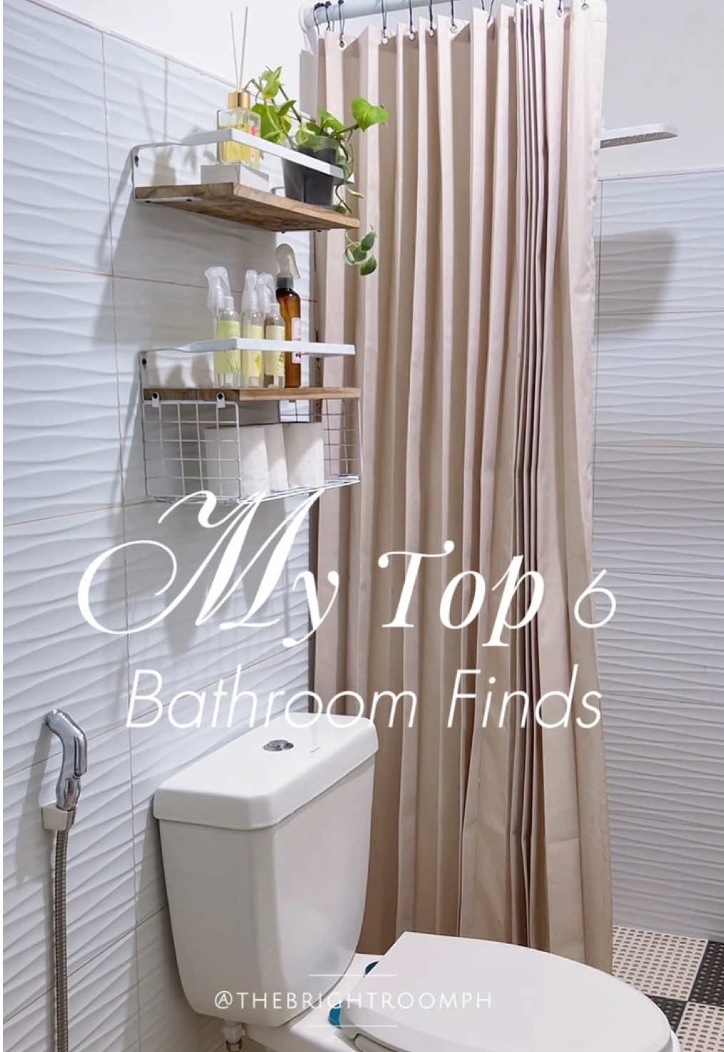 My top favorite recos na pang-paganda ng bathroom mga miii eto na! Di din ako makapaniwala na kahit simpleng mga gamit lang, mas naging shala ang style ng bathroom namin! 🚿🤎🤍 #bathroomfinds #bathroomdecor #bathroomessentials #showerset #showercurtain 
