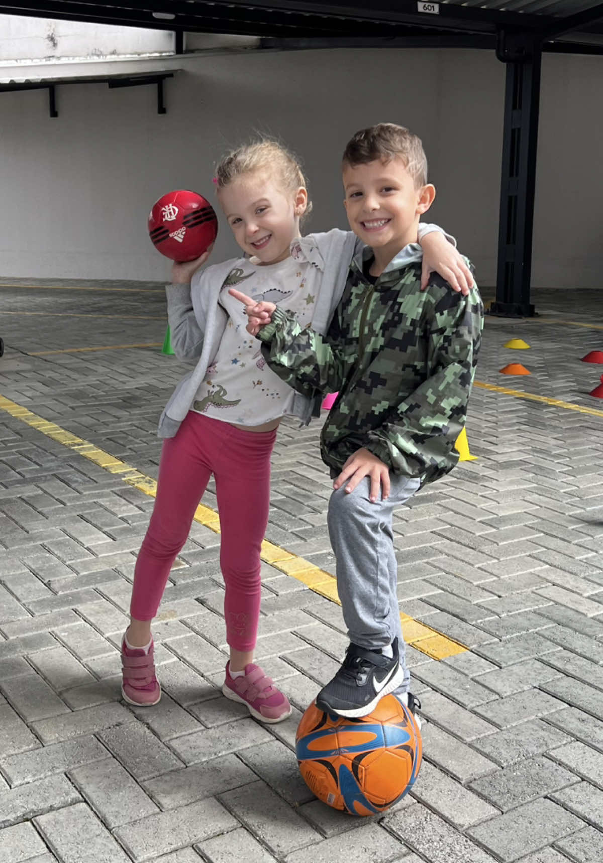 Mais uma manhã por aqui… aproveitando com eles! 🤗🧡 #maededois #maedegemeos #maedecasal #casadegemeos #fyp 