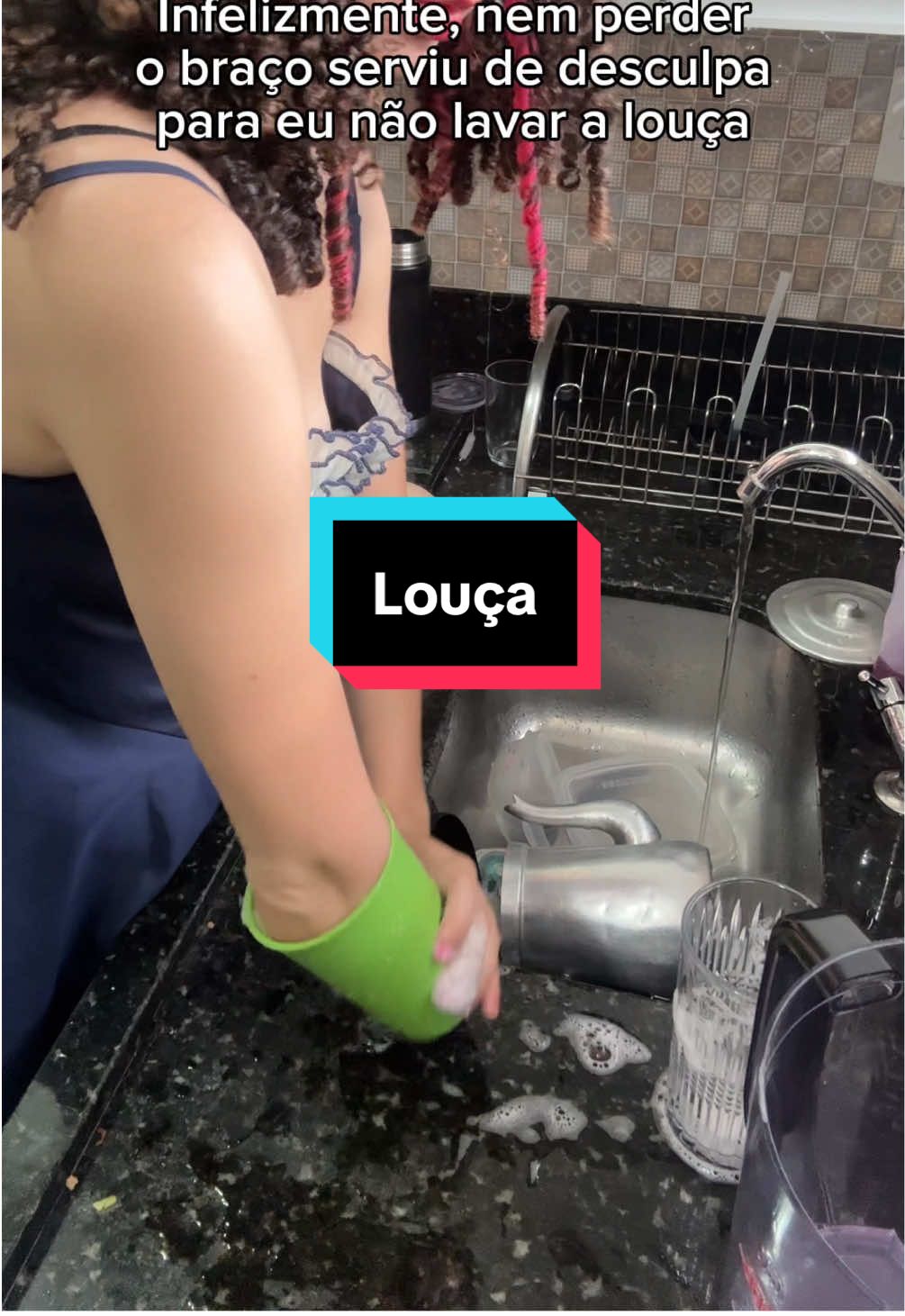 A vida adulta é mesmo um saco, nem perder o braço é desculpa o suficiente 🙄. Em qual ordem vocês lavam as louças? (Eu começo pelos pratos) Querem vídeo de tutorial lavando louça com uma mão só? #foryou  #humorepiadas #adaptação 