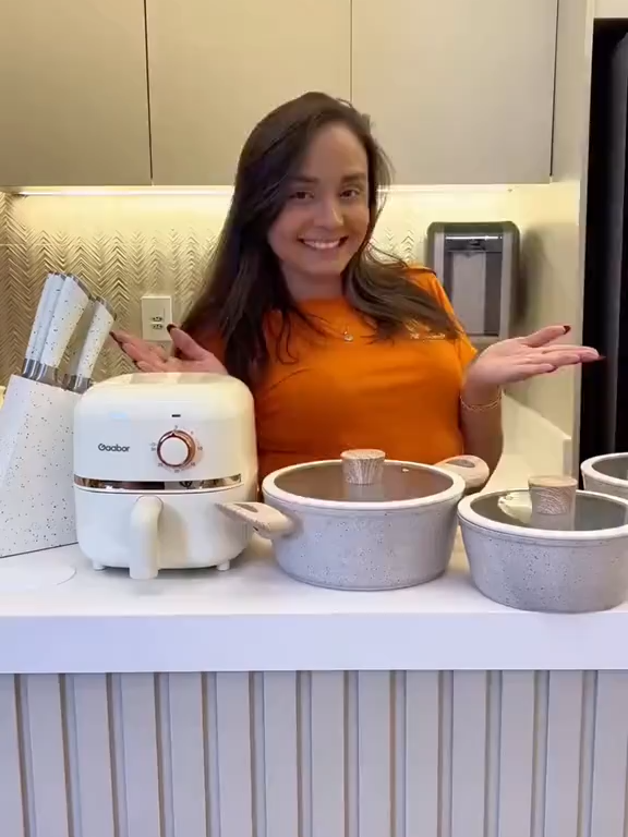 além de ter todos esses itens maravilhosos ela tem todos eles combinando! 🧡😍 eu amei e já quero para minha cozinha também! ✨ Jogo de Panelas 🔎: BJK-KLN-TVS Mini Air Fryer 🔎: ASA-CCK-UUA Jogo de facas 🔎: BXS-GBD-PLR Potes herméticos 🔎: ADN-XLY-FNF#fyp